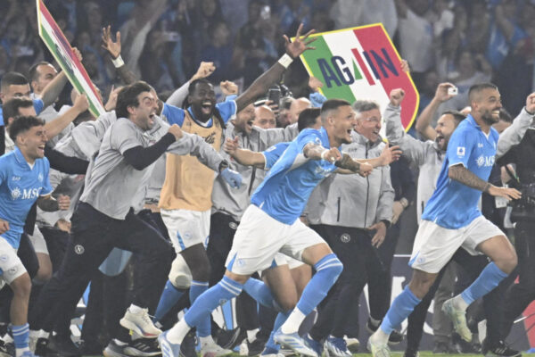 epa12129599 Players of SSC Napoli celebrate winning the 2024/2025 Serie A title after the Italian Serie A soccer match between SSC Napoli and Cagliari Calcio, in Naples, Italy, 23 May 2025. SSC Napoli won their fourth league title. EPA-EFE/CIRO FUSCO