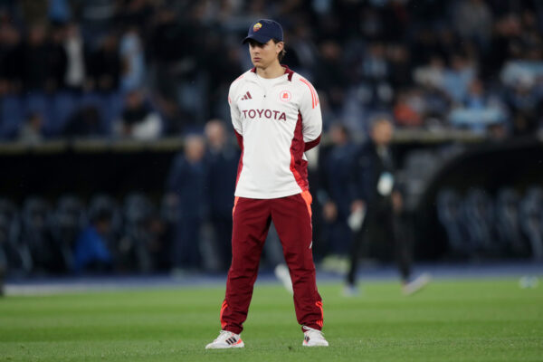 ROME, ITALY - APRIL 13: Paulo Dybala of AS Roma looks on as players of AS Roma warm up prior to the Serie A match between SS Lazio and AS Roma at Stadio Olimpico on April 13, 2025 in Rome, Italy. (Photo by Paolo Bruno/Getty Images)