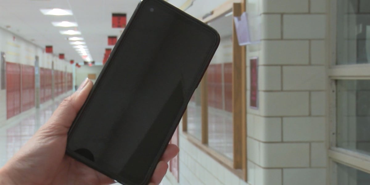 How Metro Atlanta schools districts are handling personal devices