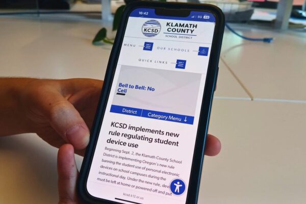 Oregon schools worry students may choose their phones over lunch