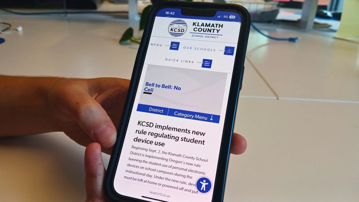 Oregon schools worry students may choose their phones over lunch