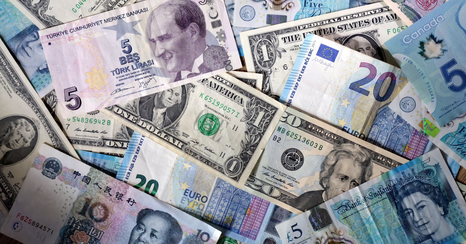 Dollaro si stabilizza dopo sorpresa 'dovish' Powell