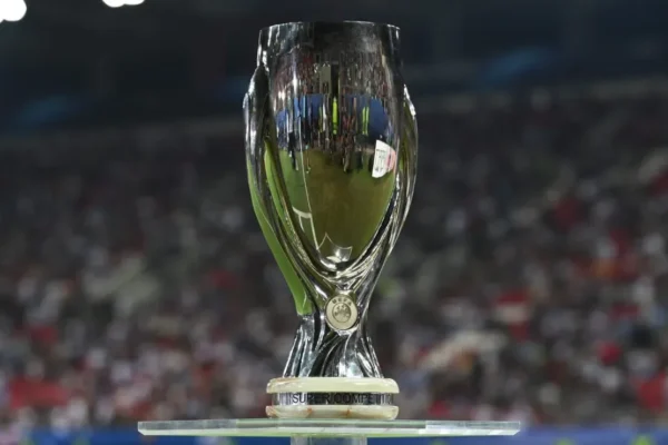 When did the Europa League champion last defeat the Champions League team in the UEFA Super Cup?