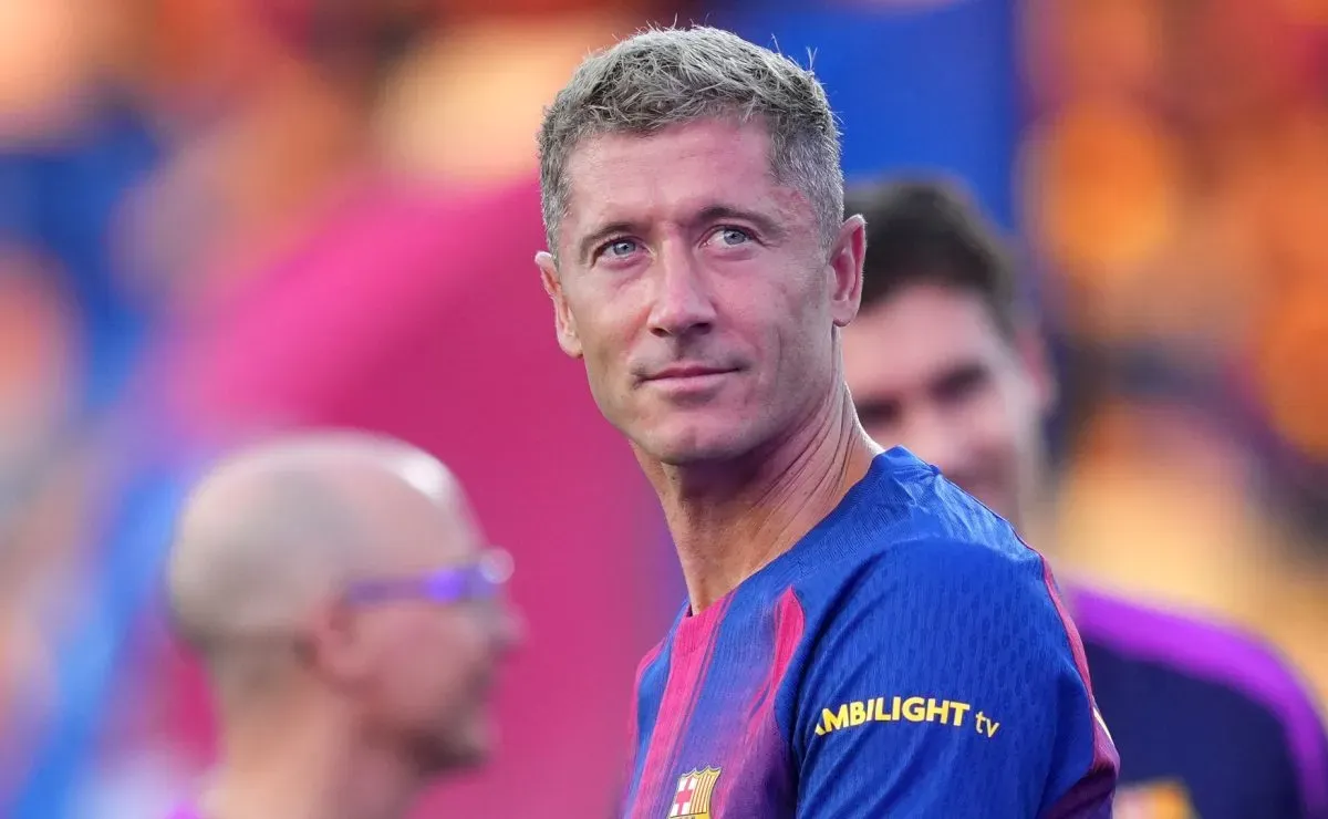 Why is Robert Lewandowski not playing for Barcelona against Mallorca in 2025-26 La Liga debut?