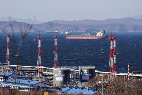 Chinese refiners sweep up Russian oil after Indian demand falls, analysts say