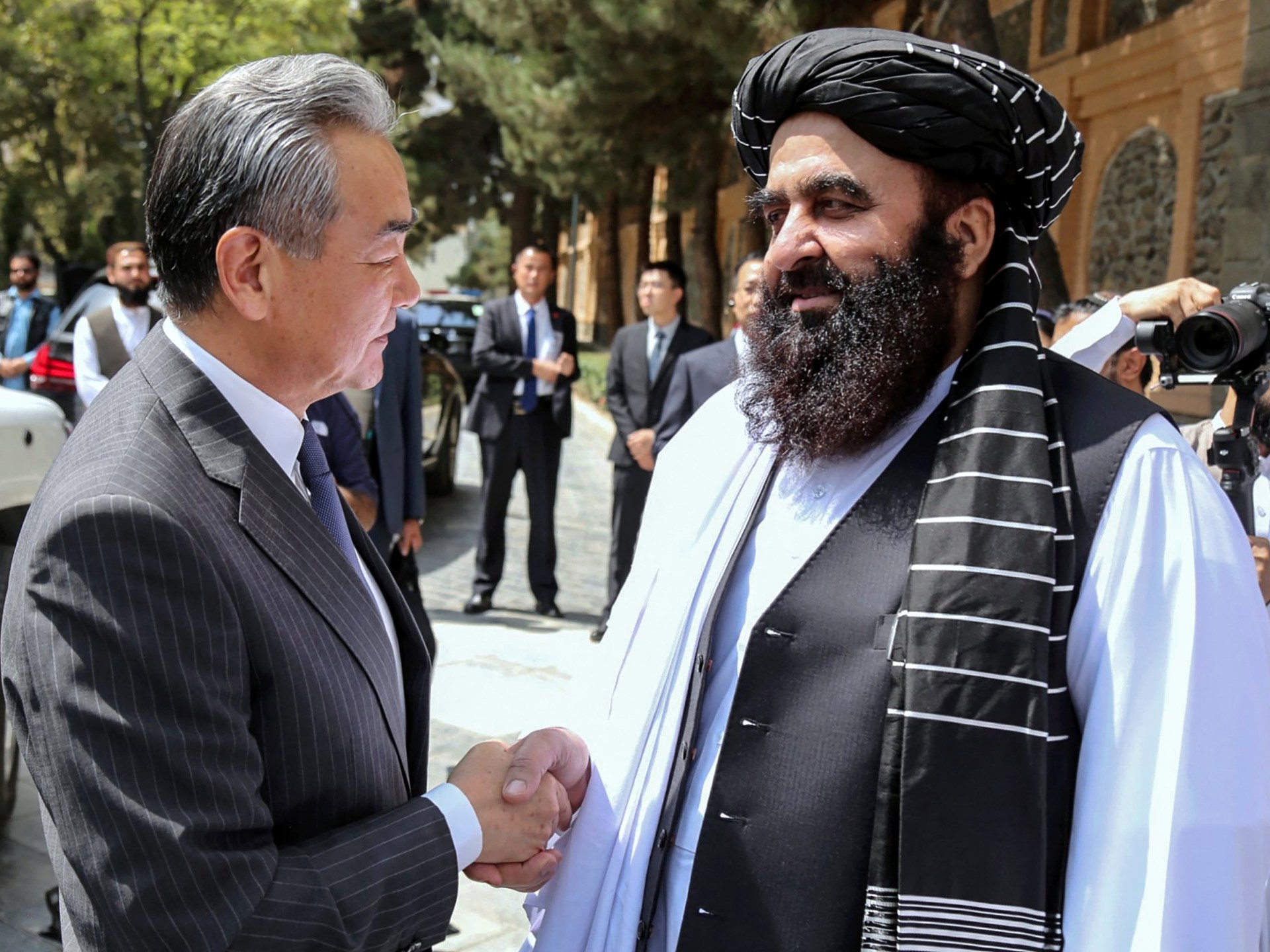 China FM in Afghanistan, offers to deepen cooperation with Taliban rulers | Taliban News