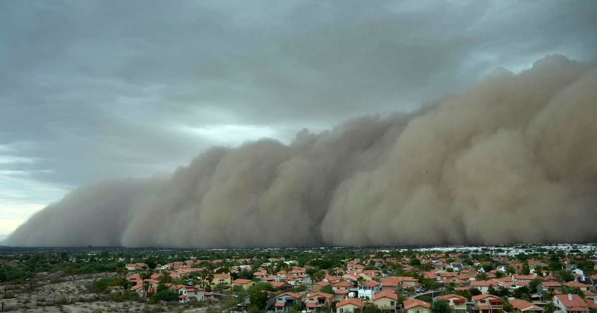 Massive dust storm engulfs Phoenix, followed by monsoon, grounding hundreds of flights