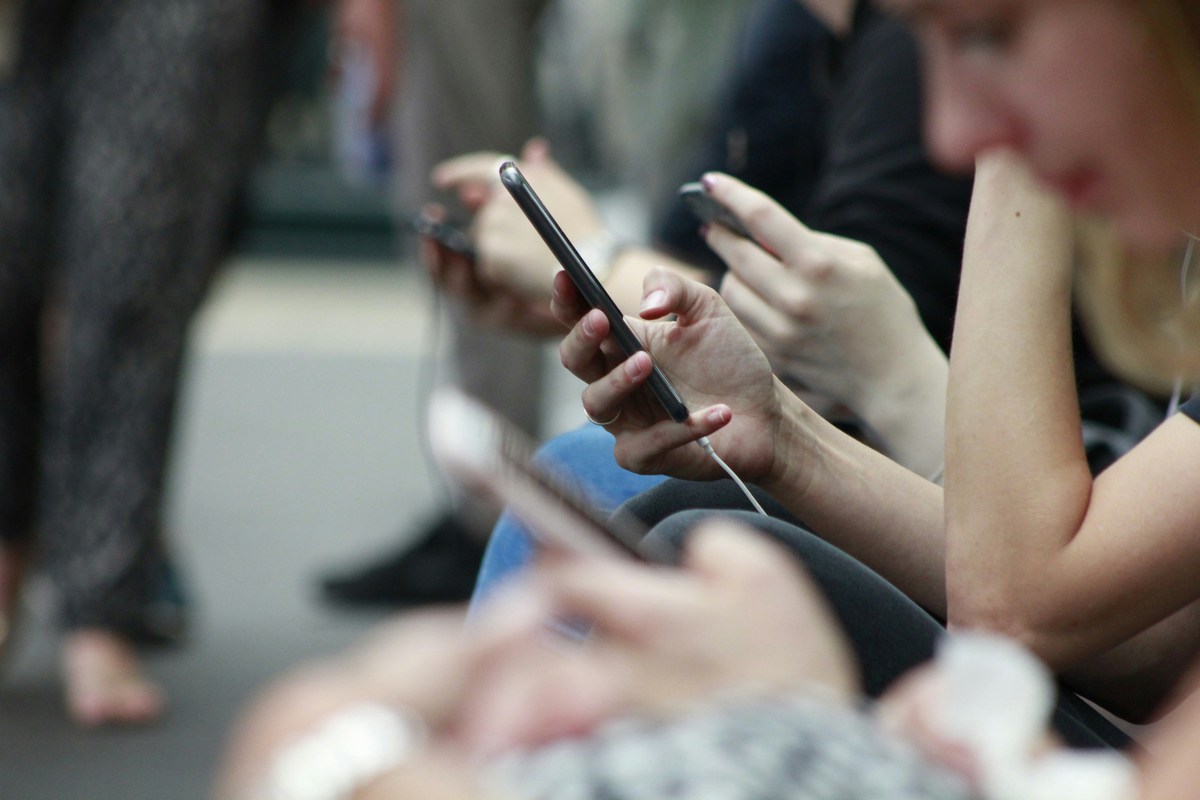 Kentuckians Among the Nation's Top 5 Phone Scrollers