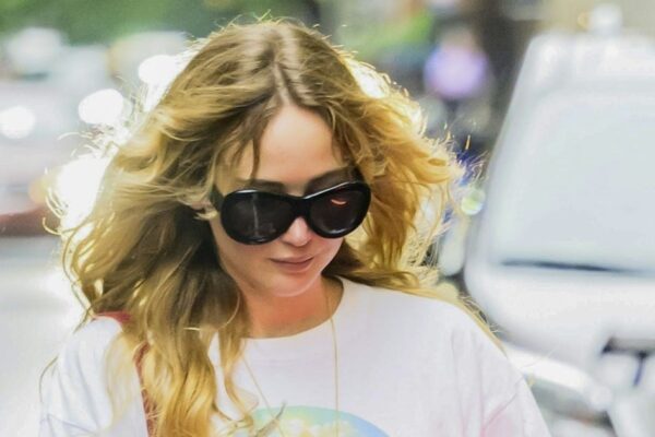 Jennifer Lawrence Keeps Carrie Bradshaw’s Fashion Legacy Alive Jennifer Lawrence Keeps Carrie Bradshaw's Fashion Legacy Alive