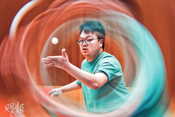 對於心臟衰竭的范成榮而言，做運動曾經是遙不可及的事，病情最惡劣時外出要靠電動輪椅代步，甚至氧氣樽不離身。自從7年前換心後，他近年重拾運動，最近每周練習3次乒乓球，備戰本月德國的世界移植運動會。（楊柏賢攝）