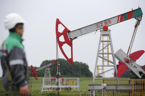 Oil prices dip ahead of Trump-Putin talks