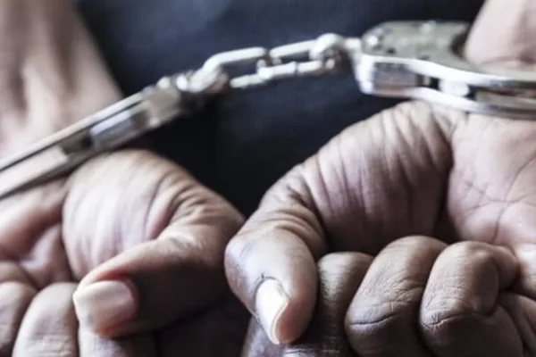 E-commerce Staffer Arrested for Stealing Costly Phones E-commerce Staffer Arrested for Stealing Costly Phones