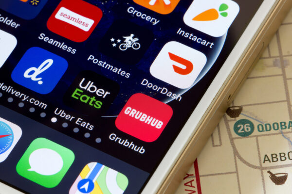 Amazon’s Grocery Push Threatens Instacart in Aggregator Apps