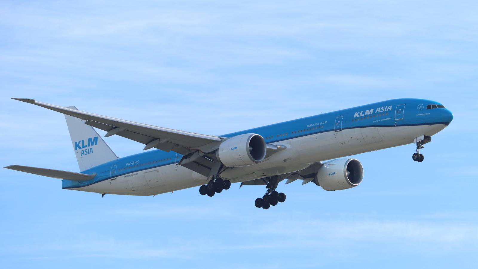 Plane Cabin Fills With Toxic Smoke As Power Bank Catches Fire Over The Ocean, Hours Away From Landing