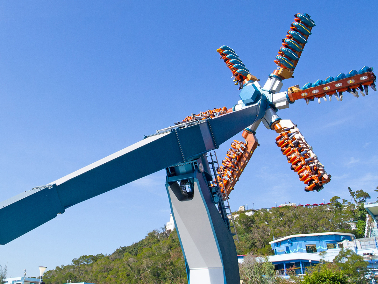 Fire engines and ambulances were dispatched after a ride at Ocean Park suddenly stopped. Photo courtesy of Ocean Park