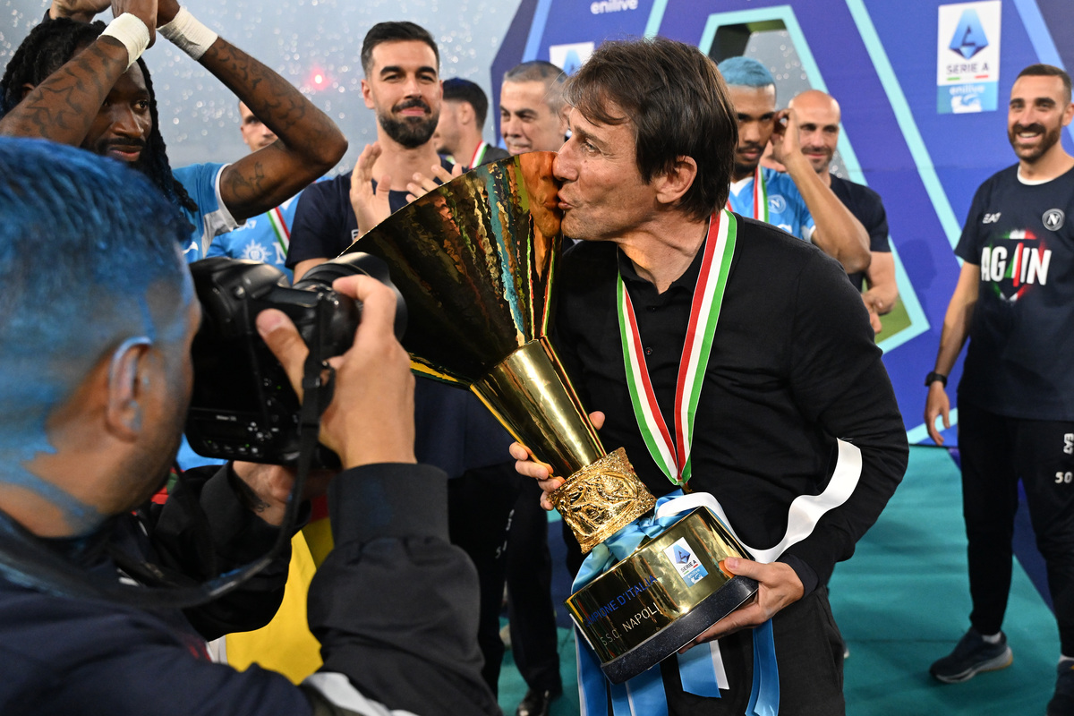 NAPLES, ITALY - MAY 23: Antonio Conte, Head Coach of Napoli, kisses the Serie A TIM Scudetto title trophy after his team