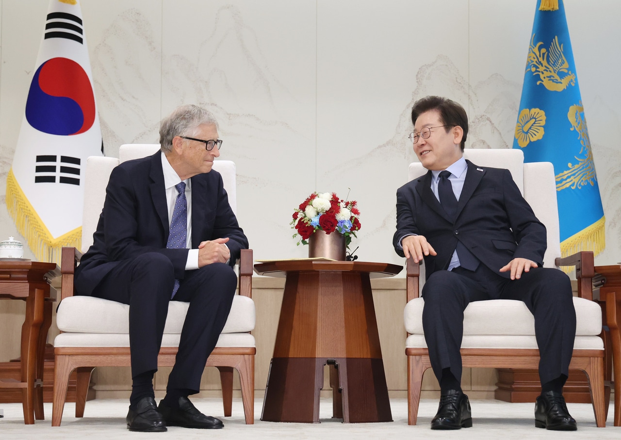 Lee, Bill Gates discuss cooperation in global health initiatives