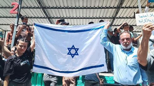 Thousands in Sweida wave Israeli flags i
