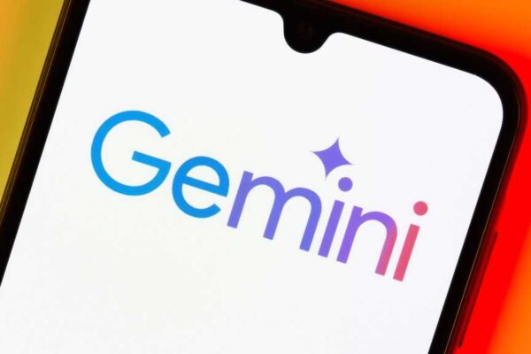 Smartphone auf der Oberfläche mit Google Gemini Logo