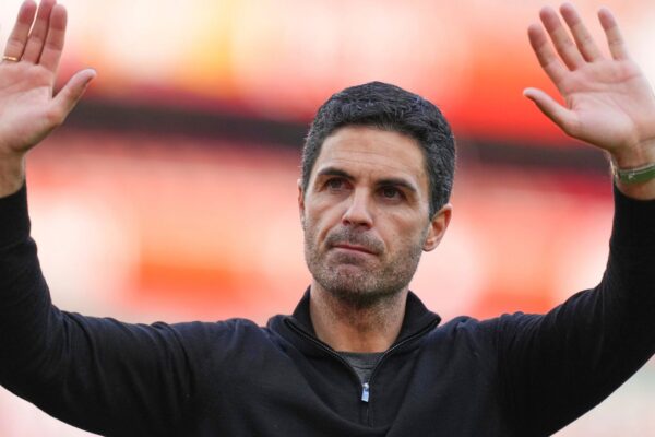 Mikel Arteta acknowledges the Arsenal supporters after their defeat of Newcastle