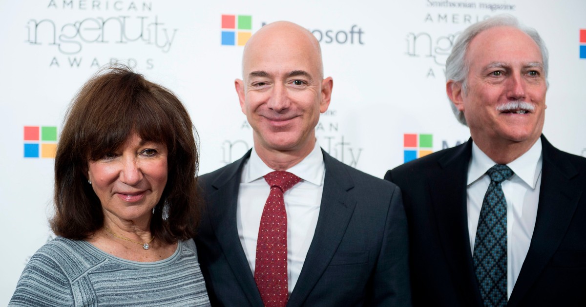 Jeff Bezos shares a touching tribute after his mom's death: 'I hold her safe in my heart forever'