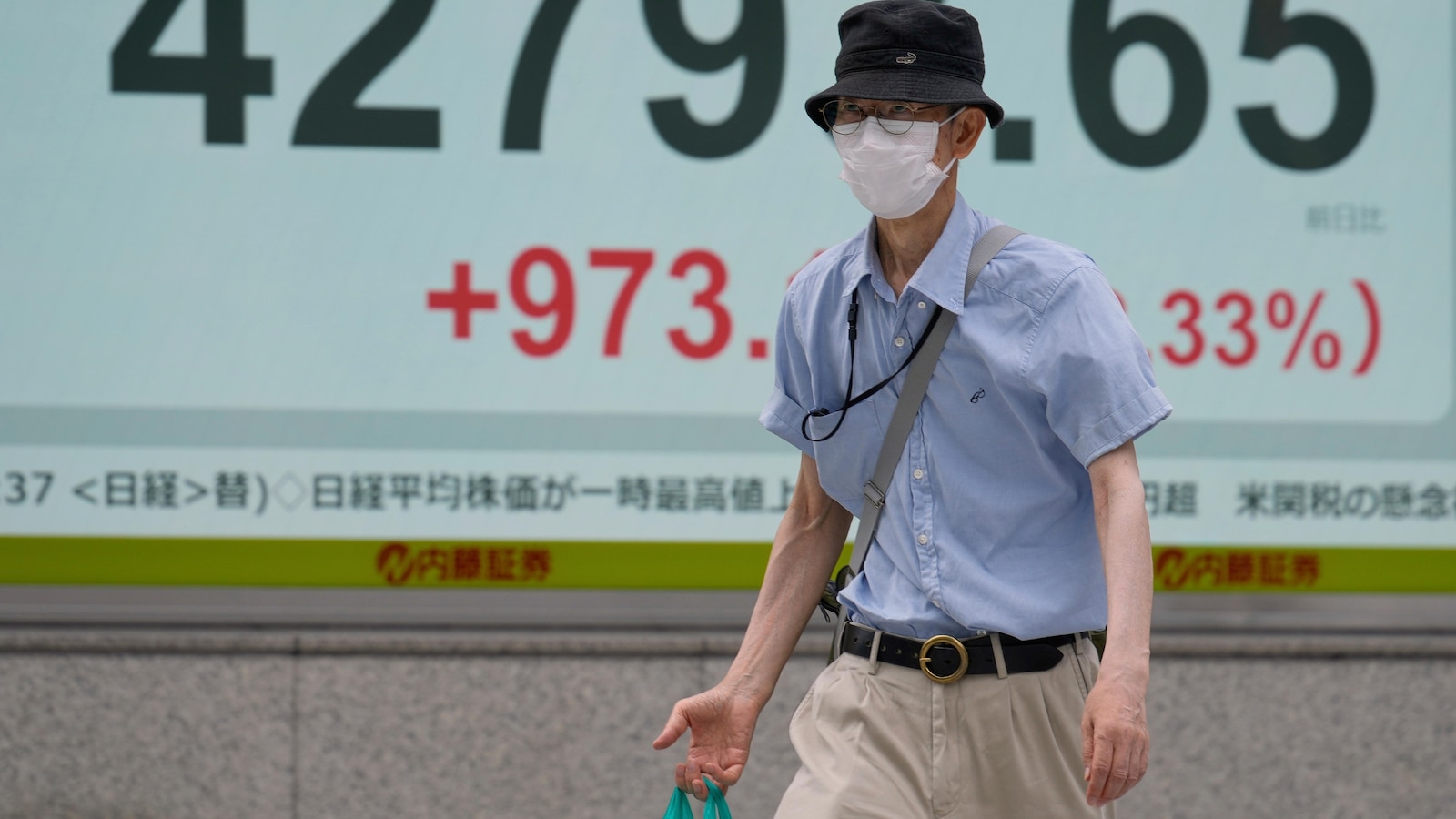 Asian shares advance on relief that Trump is delaying higher China tariffs