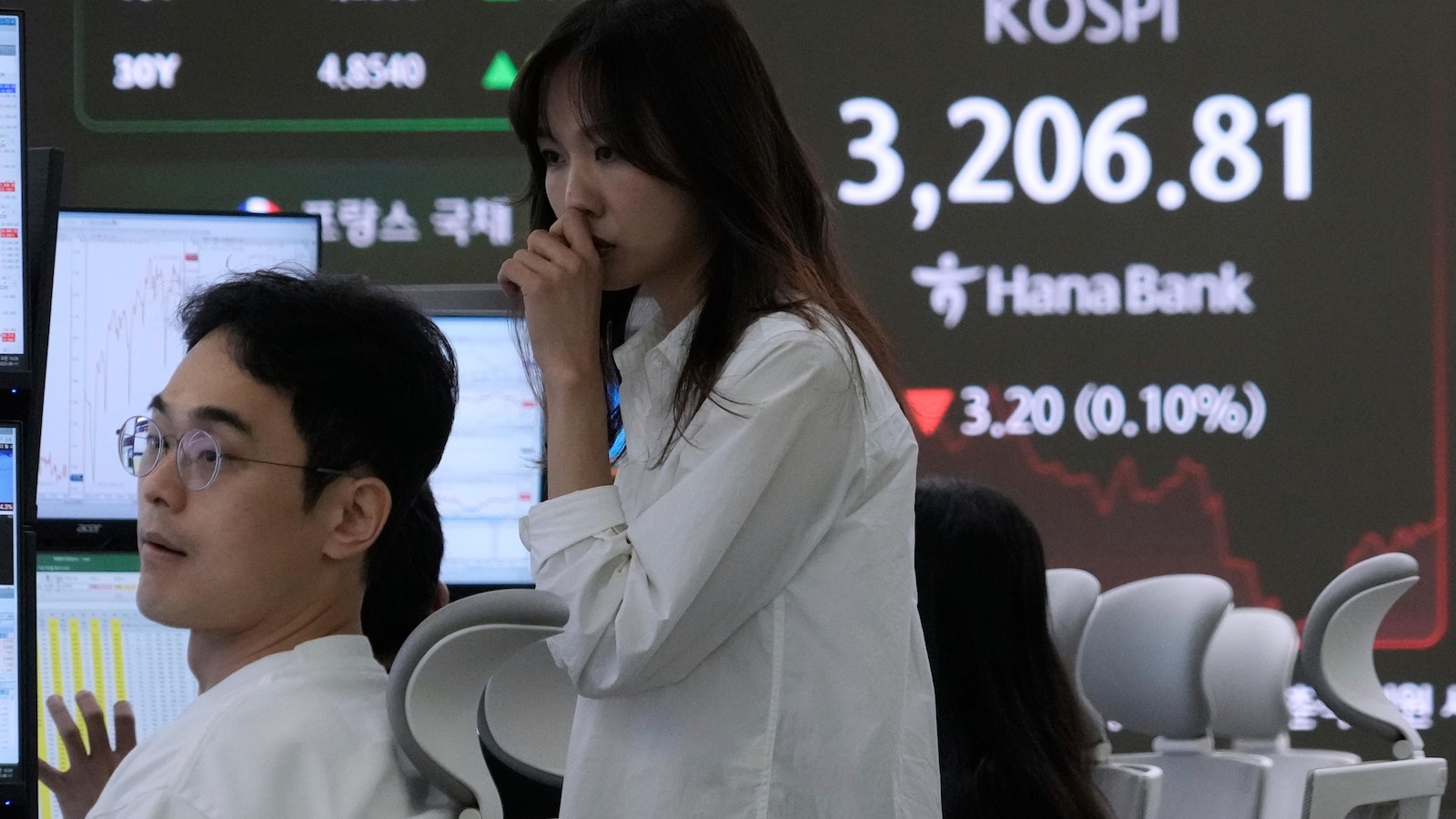 Asian shares advance ahead of Trump's deadline for higher tariffs on Chinese goods