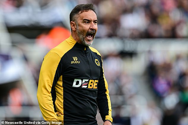 Vitor Pereira has signed a new three-year deal despite Wolves sitting bottom of the table