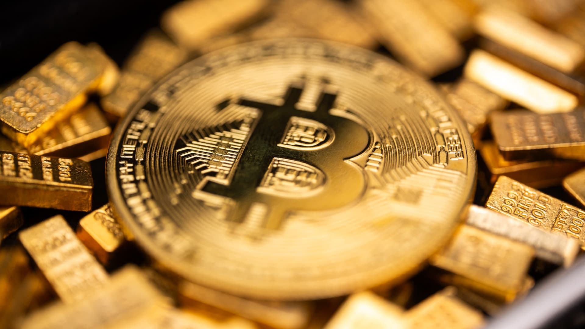 Bitcoin bucks stock market downtrend but lags gold rally