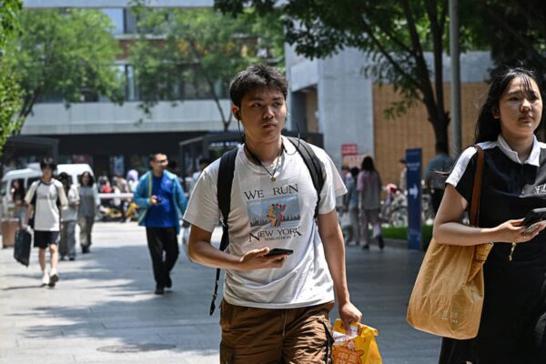 Trump's H-1B visa fee sparks chaos and confusion among Chinese talents in the U.S.