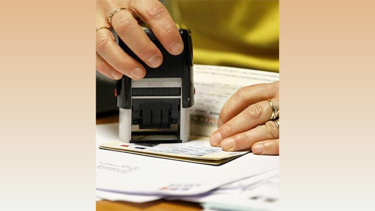 IT Stocks Fall: H-1B Visa Fee Concerns & Accenture Impact