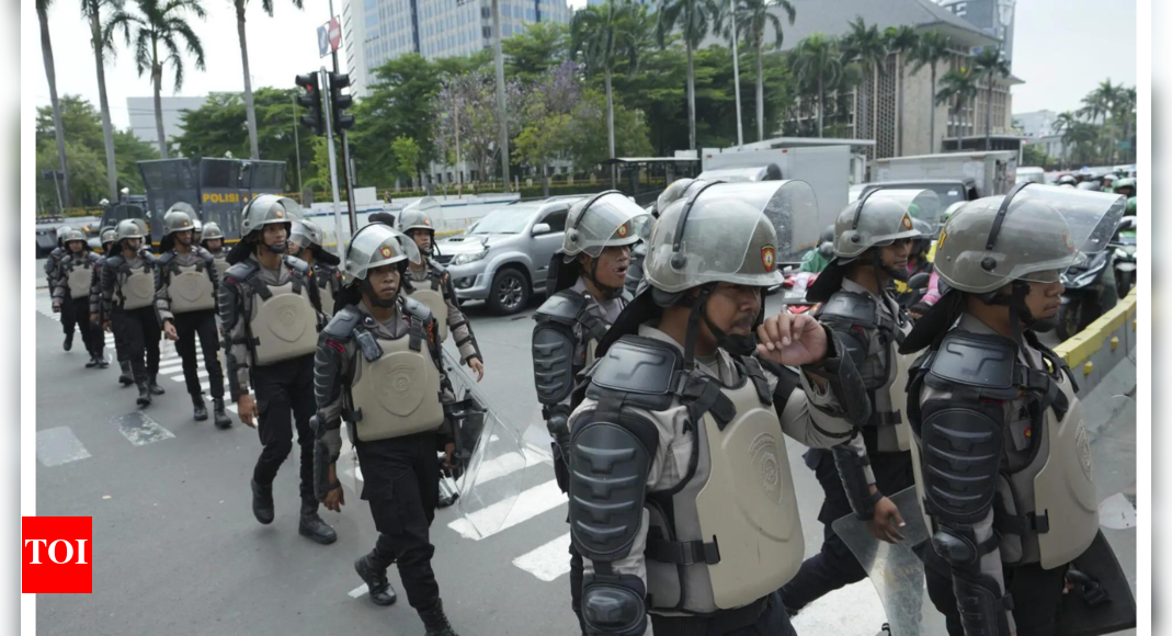 Indonesia building collapse kills 3, injures dozens: disaster official | World News