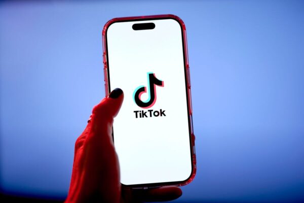 Trump Signs TikTok Order With US App’s Value Put at $14 Billion