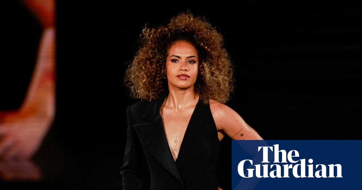 Mary Fowler makes catwalk debut during Paris fashion week in show celebrating sisterhood | Beauty