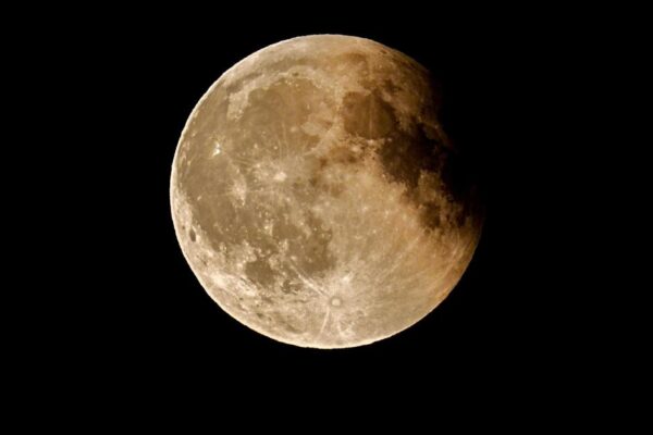 Total lunar eclipse ‘blood moon’ pictured from UK