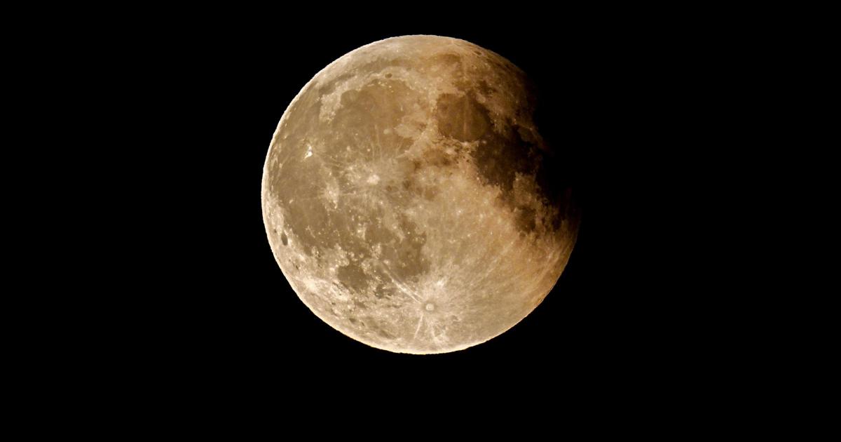 Total lunar eclipse ‘blood moon’ pictured from UK