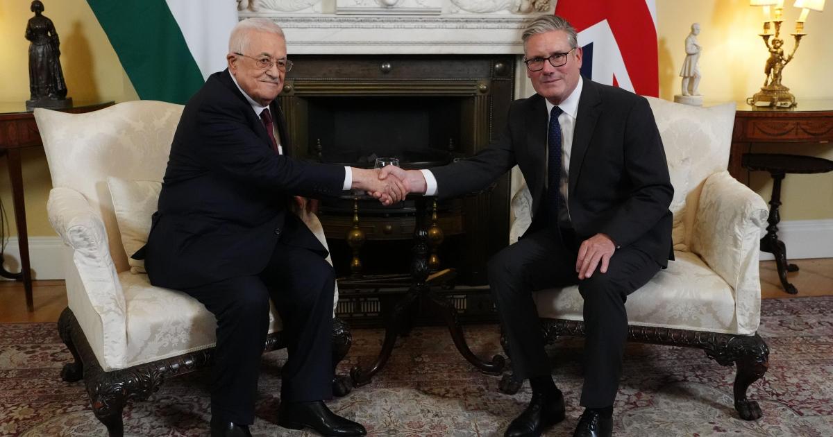 Starmer meets Palestinian Authority president Abbas at No 10