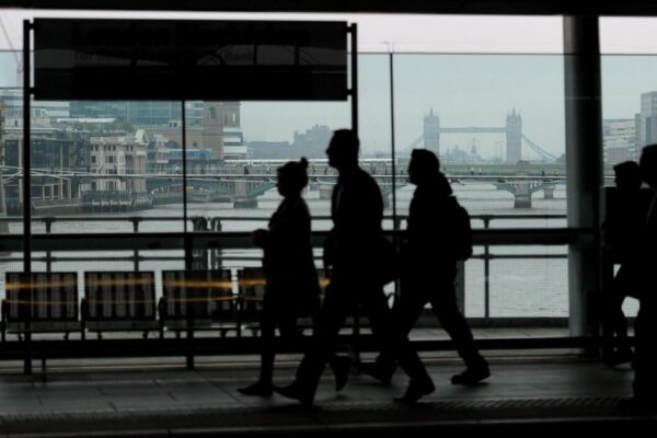UK workers ‘job hugging’ to seek security as competition grows – report