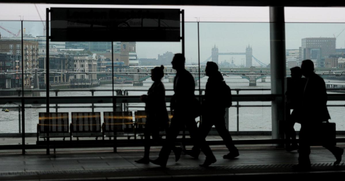 UK workers ‘job hugging’ to seek security as competition grows – report