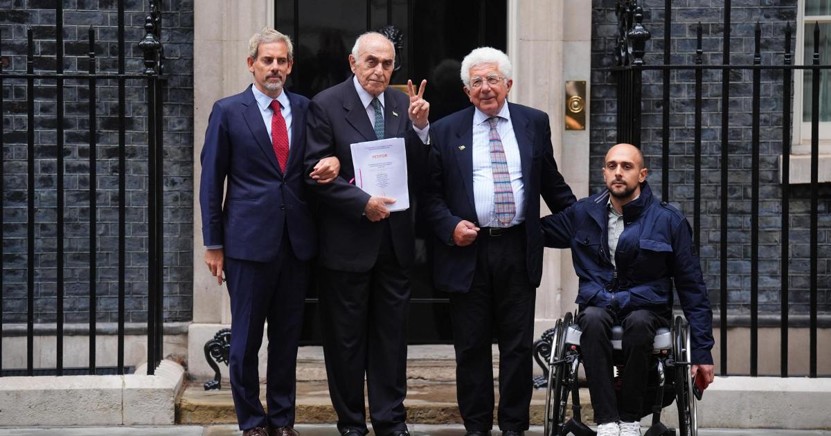 ‘Britain owes Palestine’ petition handed in at No 10 demanding reparations
