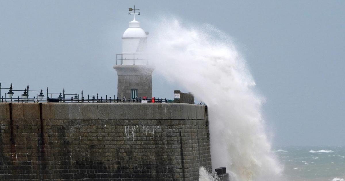 Thunderstorms and strong winds forecast over weekend