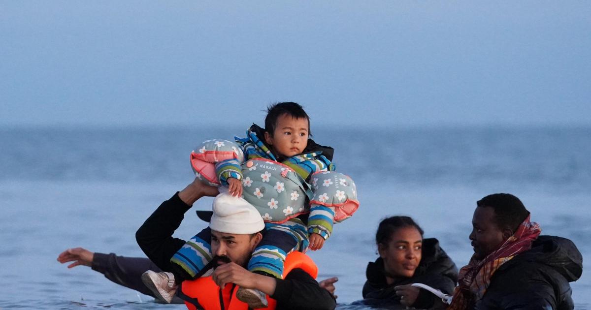 Hundreds attempt Channel crossing as second migrant deported in UK-France deal