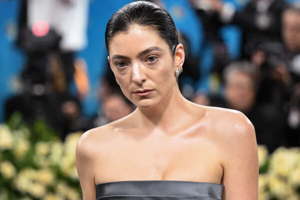 Lorde says there are days she ‘can’t wear women’s clothes’: ‘I felt totally out-of-body’ Yahoo entertainment home