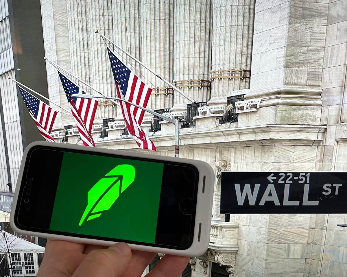 Robinhood stock rallies, hits record with company set to join S&P 500