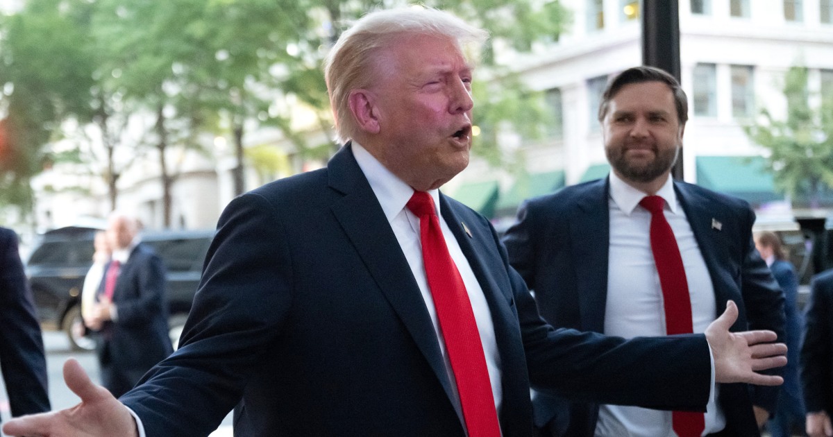 Protesters disrupt Trump's rare outing to a D.C. restaurant