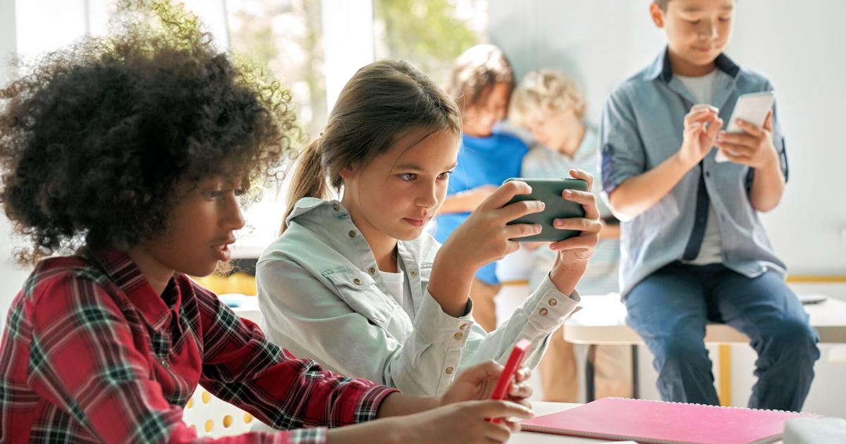 Special NJ state commission recommends 'bell-to-bell ban' on cell phone, social media use during school day. | News