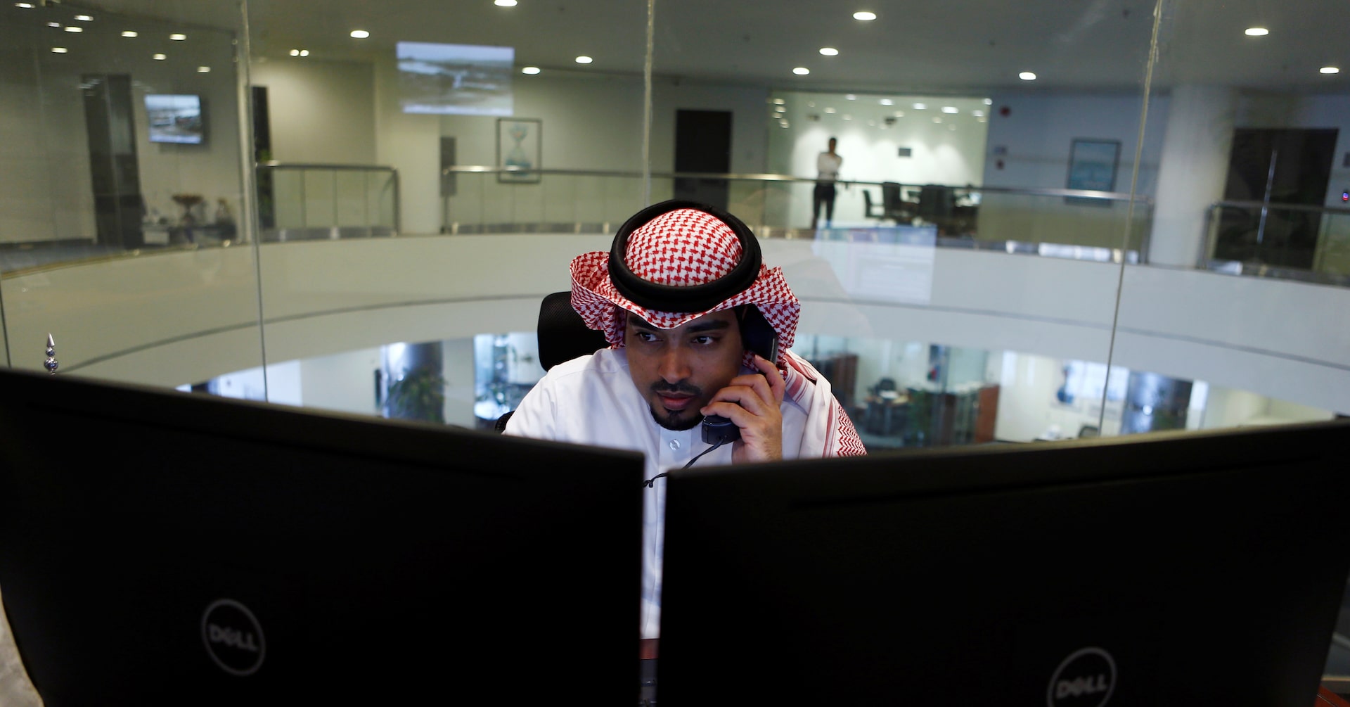 Saudi bourse extends losses on profit-taking; Qatar edges higher