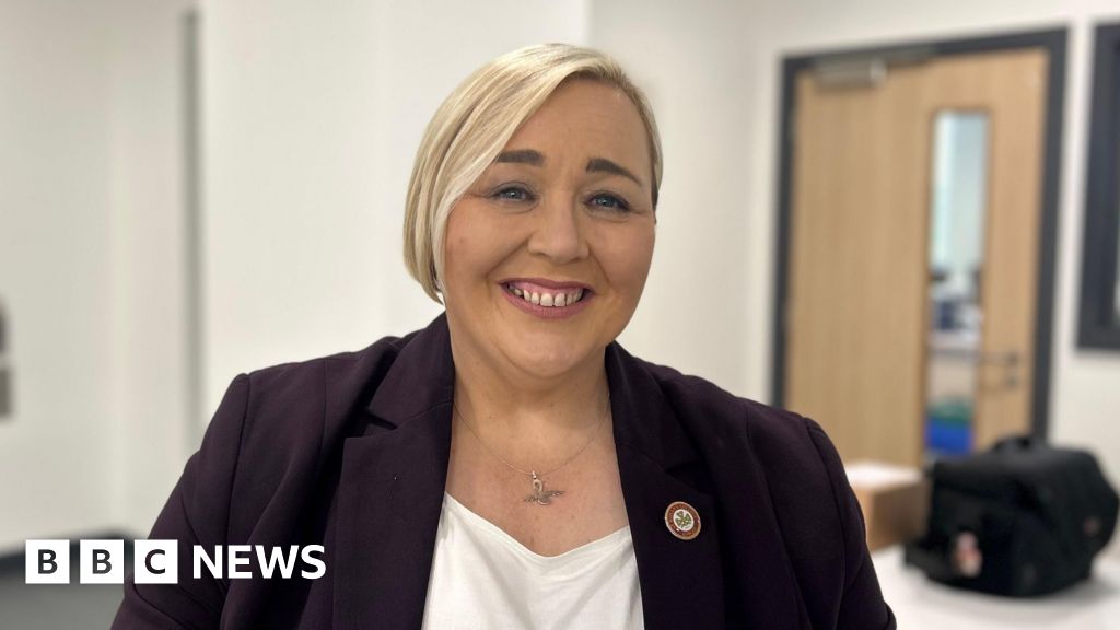 'More alert, more engaged,' school pilots phone restriction