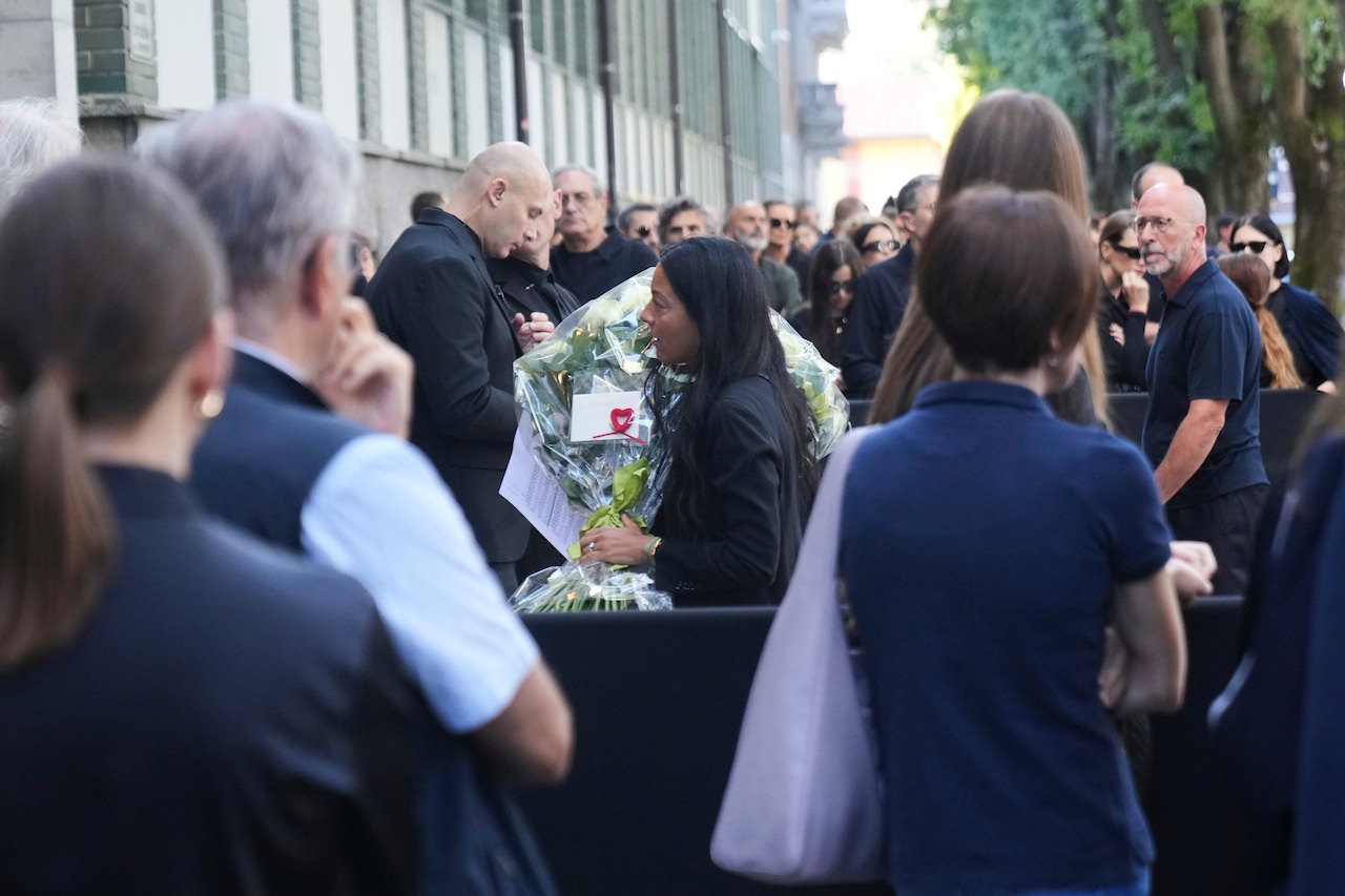 Celebrities and ordinary mourners went to pay last respects for Italian fashion legend