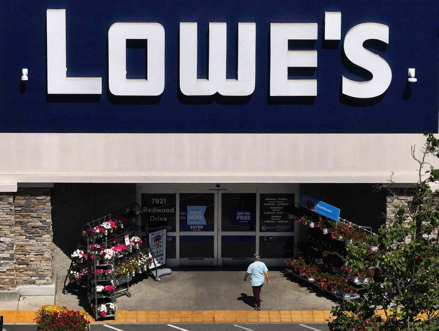 Here's Why This Analyst Prefers Lowe's Stock to Home Depot's